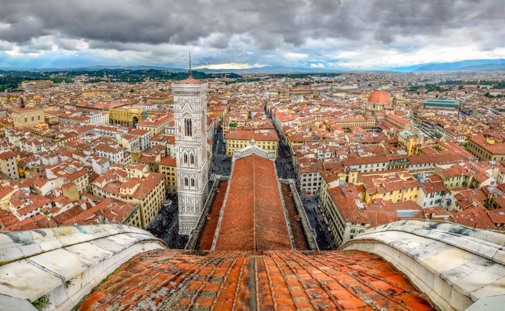 Visáúo panoráómica de Florenáºa a partir da Cá║pula de Brunelleschi. áÇ Esquerda á® possá¡vel avistar o Campanáírio de Giotto, Pisano e Ghini