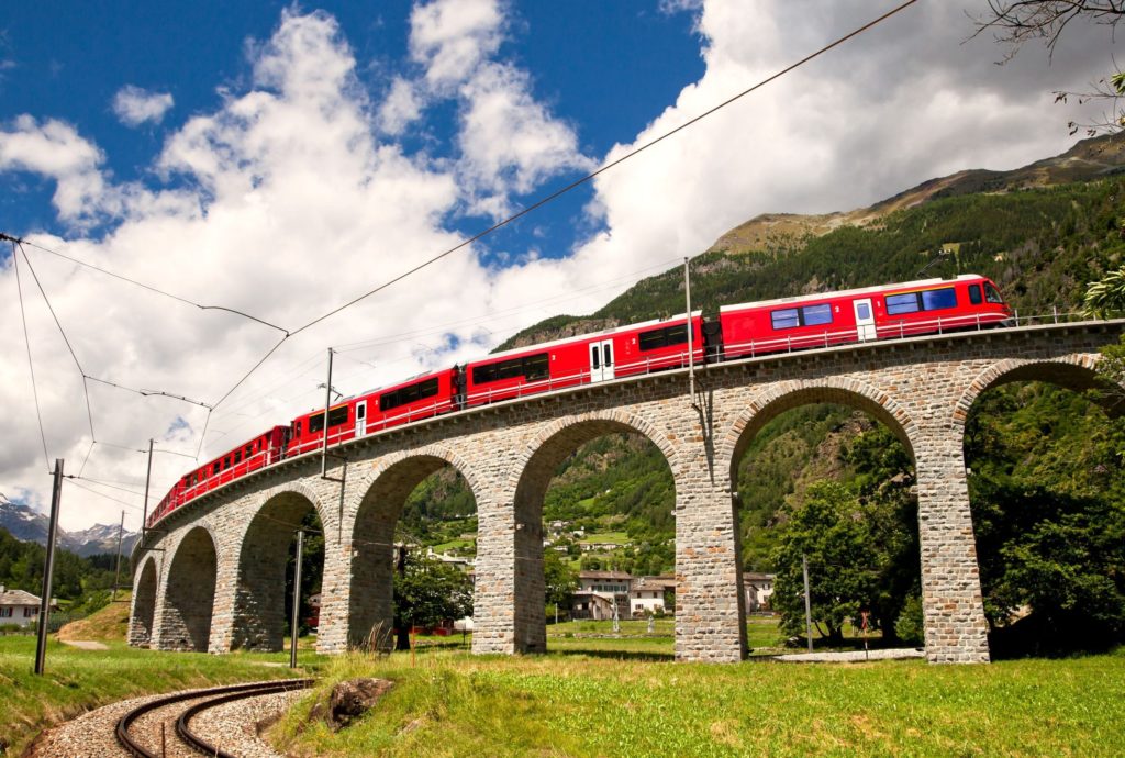 Viaduto espiral na parada em Brusio ÔÇô Trem Bernina Express.