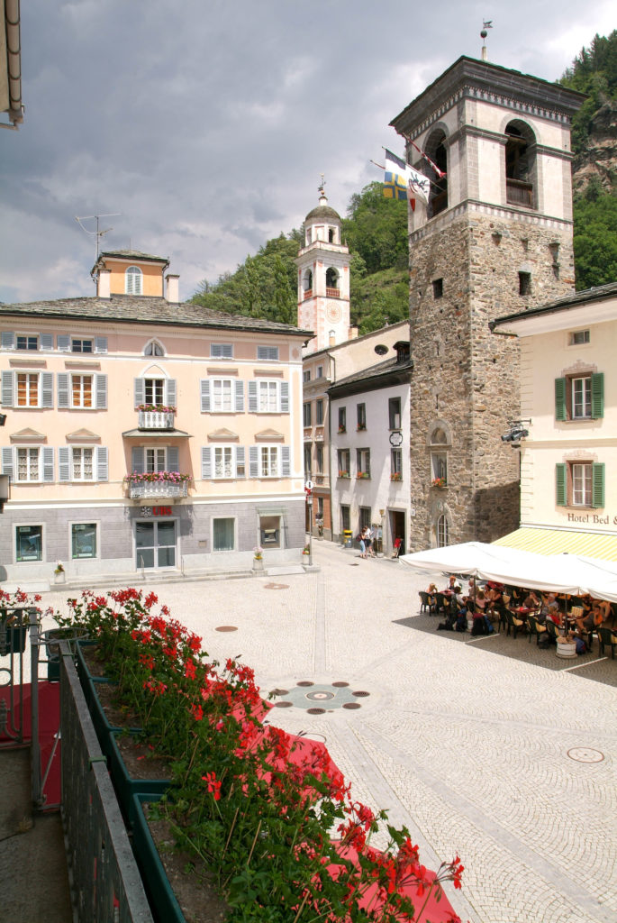 Praáºa central de Poschiavo nos Alpes suá¡áºos