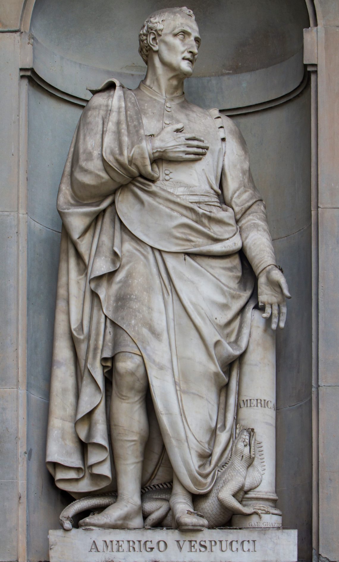 Estáítua de Amá®rico Vespucci, navegador que deu o nome ao continente americano, na fachada da Galleria degli Uffizi.