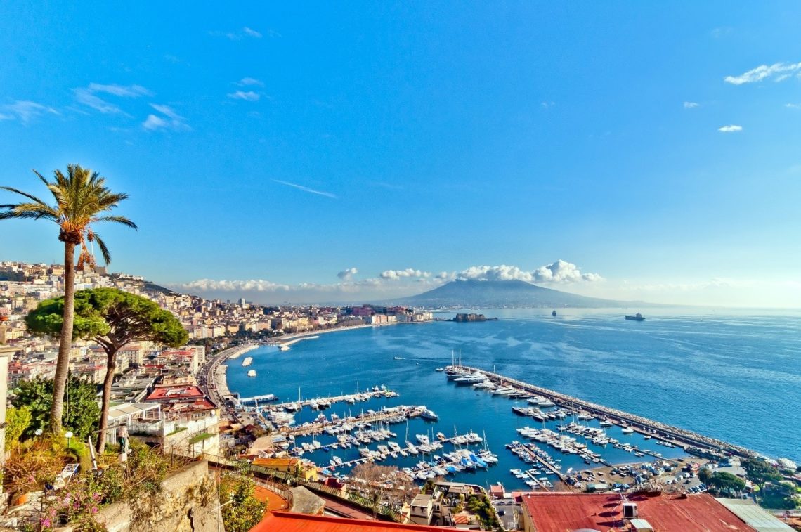 Vista de Náípoles de do seu famoso golfo; atráís, o vulcáúo Vesá║vio. 