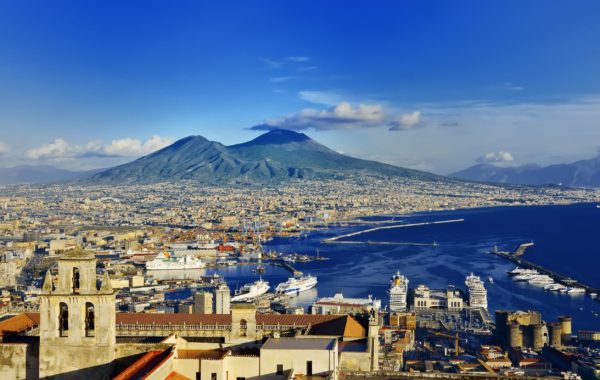 Vista de Náípoles de do seu famoso golfo; atráís, o vulcáúo Vesá║vio