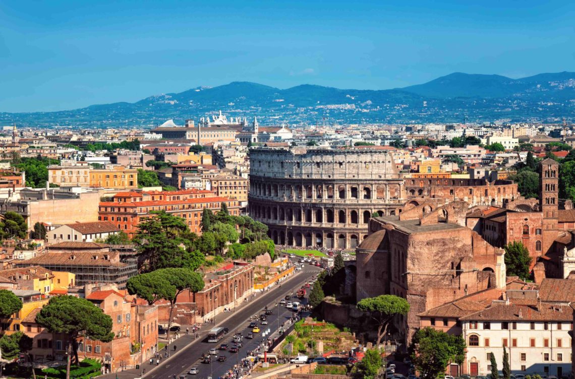 Coliseu abraáºado pela cidade de Roma