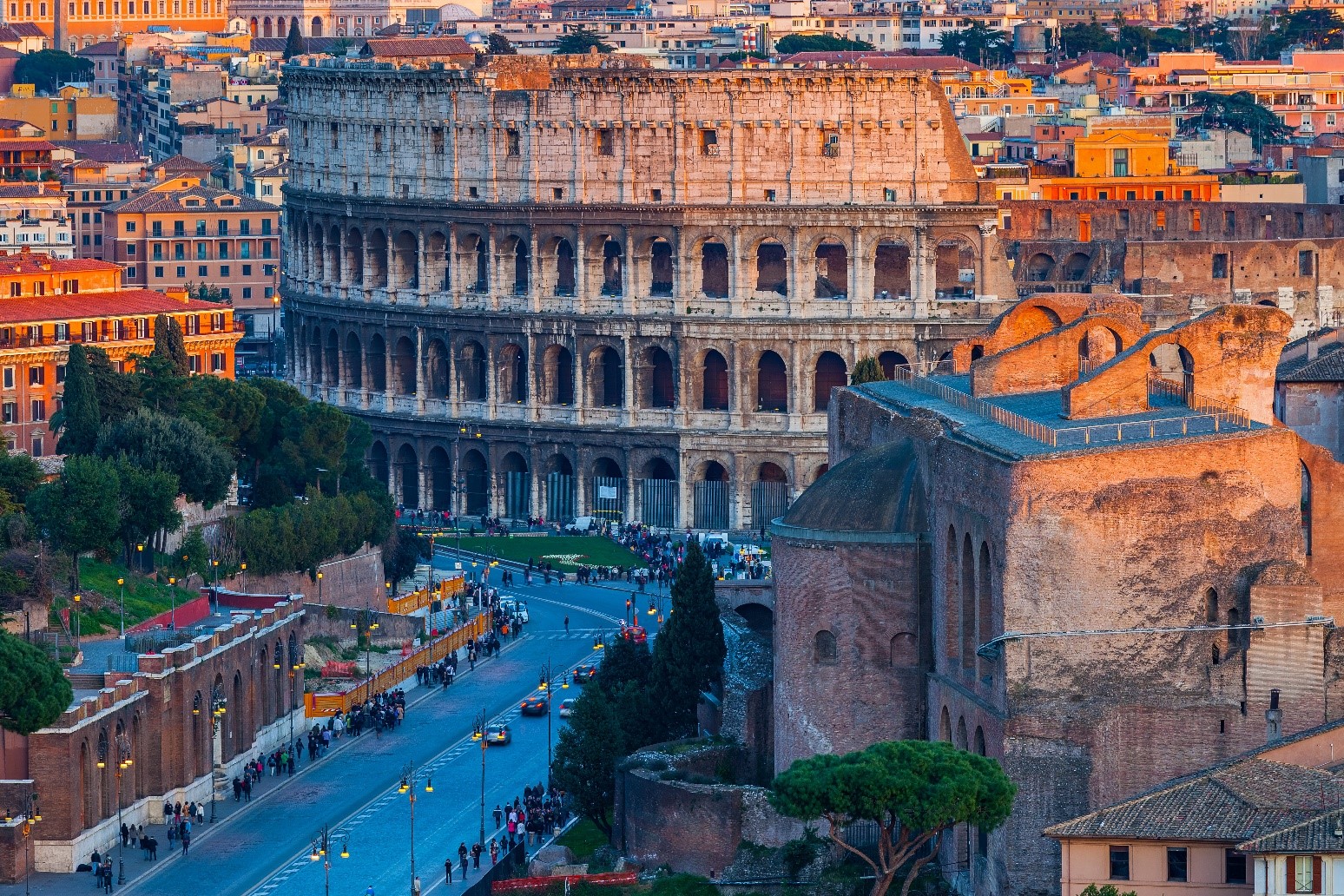 Coliseu abraçado pela cidade de Roma
