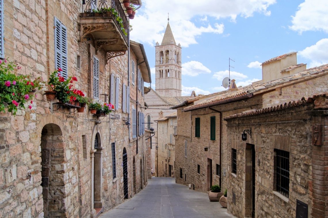 Detalhe de uma das tantas pitorescas ruas de Assis, pelas quais vale a pena se perder. No fundo, Igreja de Santa Chiara.