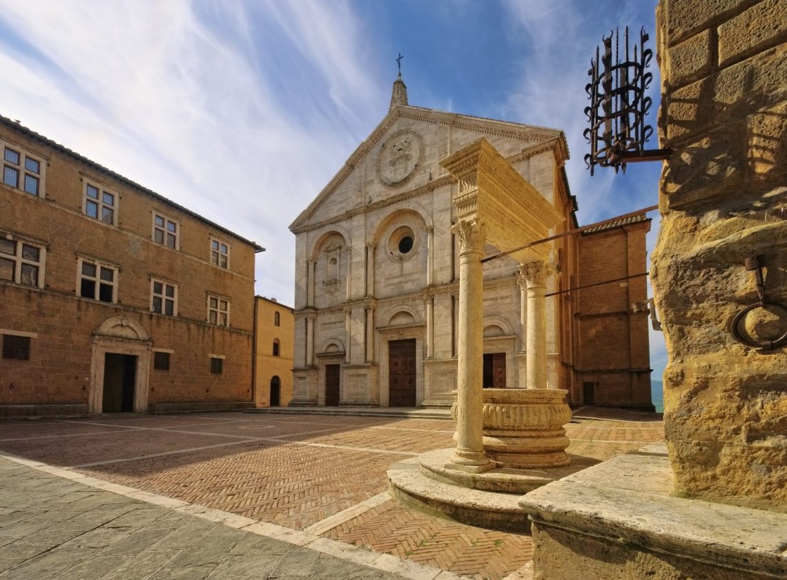 Piazza Pio II, coraáºáúo da cidade, construá¡da segundo os paradigmas de harmonia e perfeiáºáúo do Renascimento: permanece atá® hoje intacta, qual Pio II e Rossellino a conceberam. 