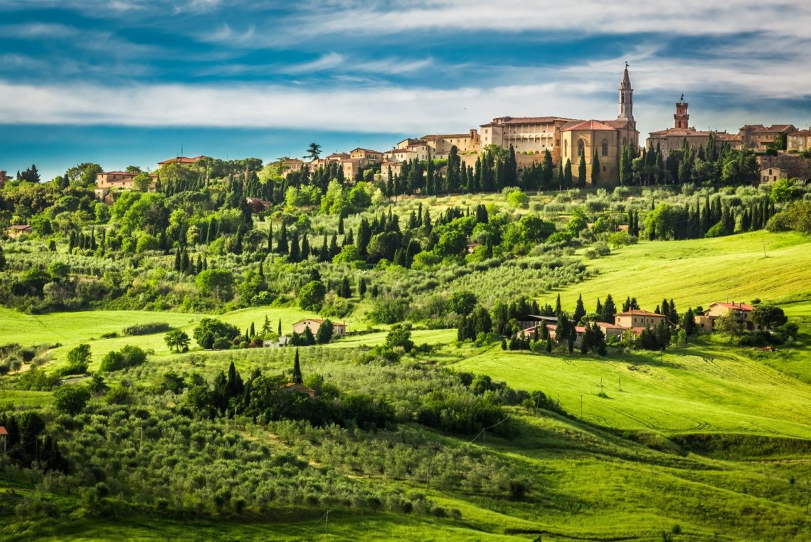 Vista da cidade de Pienza ao pá┤r-do-sol.