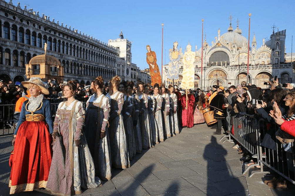 As Doze Marias chegando em passeata áá Piazza San Marco. 