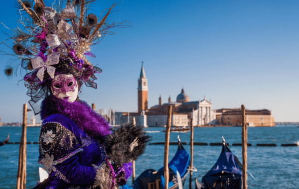 Foliona vestida a caráíter durante o Carnaval de Veneza