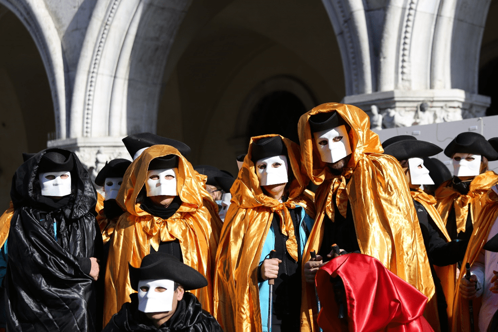 Grupo de amigos vestindo a tradicional Bauta veneziana, composta de chapá®u de trá¬s pontas (tricorno), manto (tabarro) e máíscara (larva).