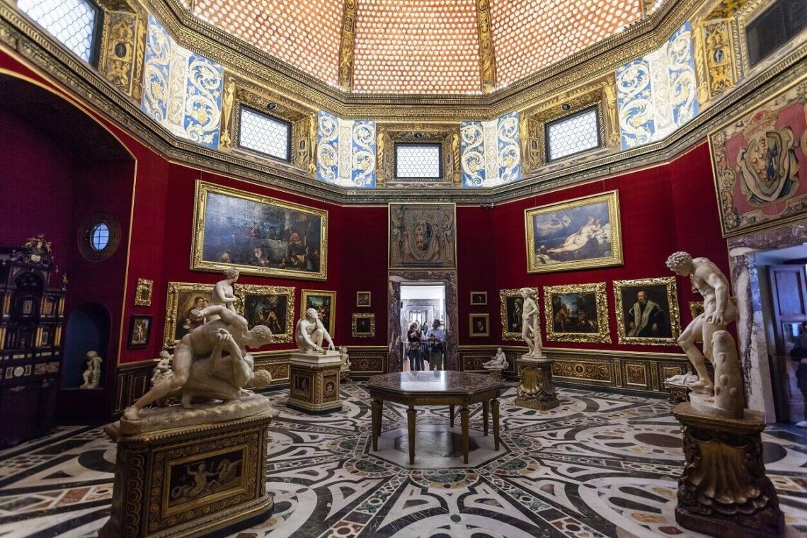 Interior da Galleria degli Uffizi, Florenáºa.