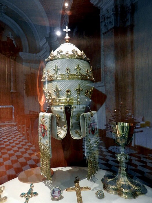 Tiara e cáílice do Papa Joáúo XXIII expostos no Duomo de Bá®rgamo.